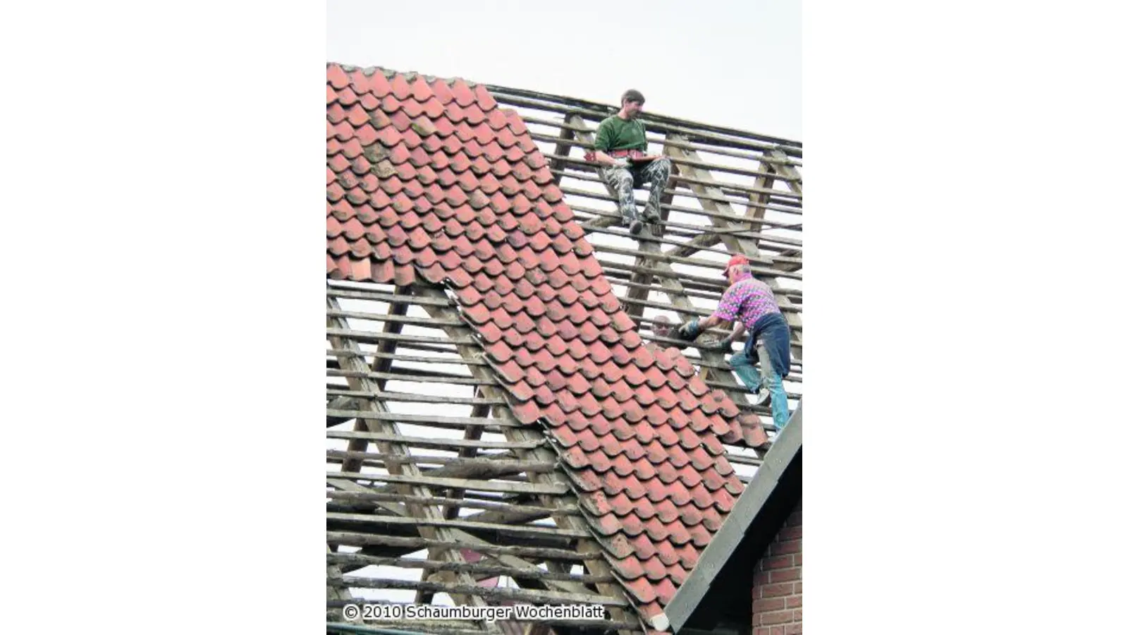 Alte Häuser erhalten neue Dächer (Foto: al)