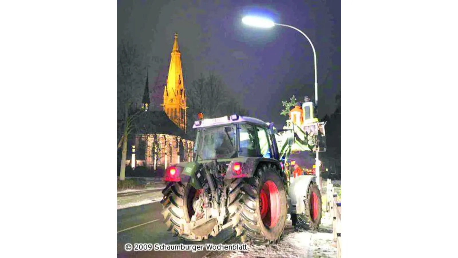 Feuerwehr demontiert die Weihnachtssterne (Foto: wtz)
