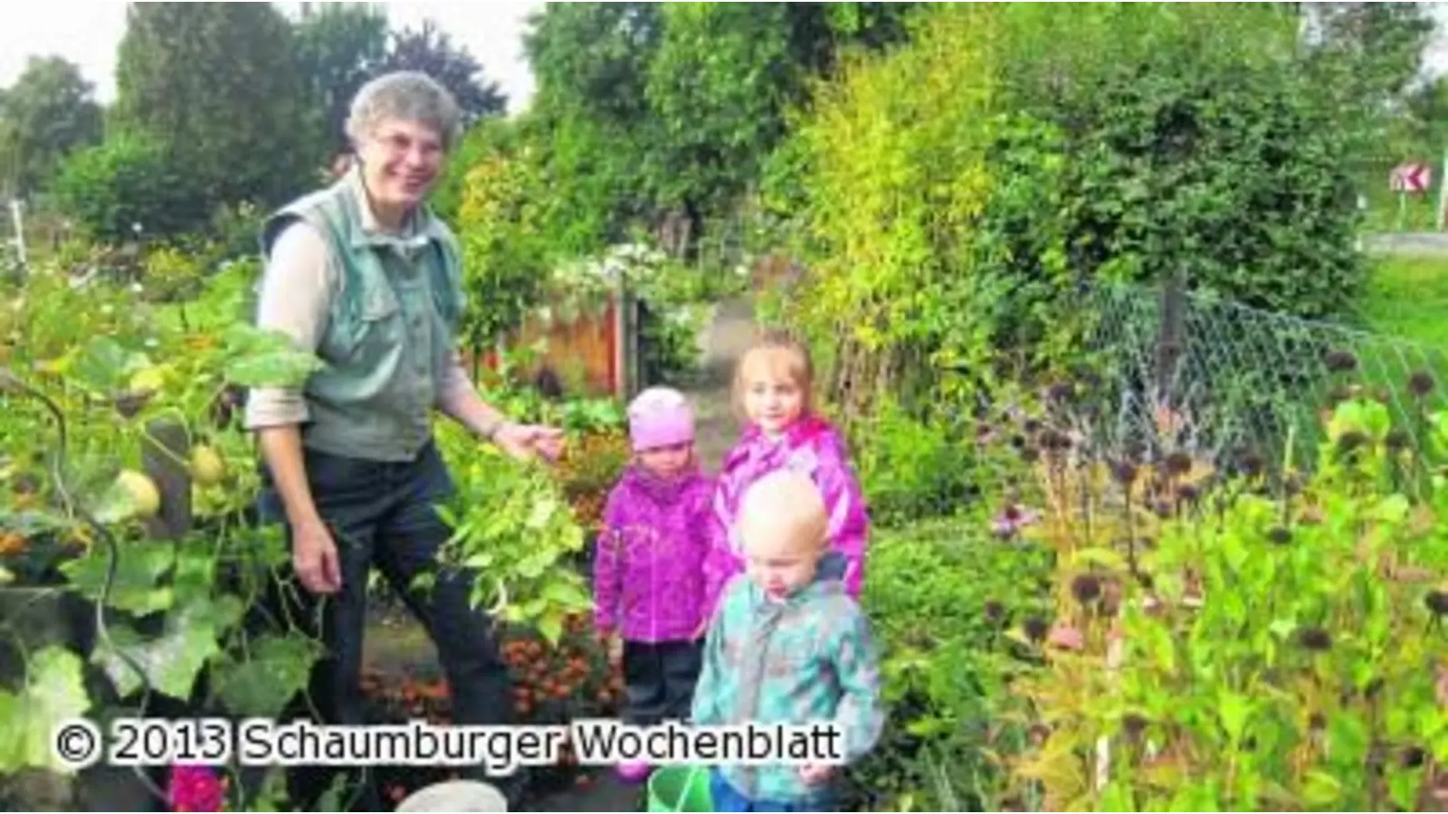 Kinder lernen die Feldarbeit kennen (Foto: em)