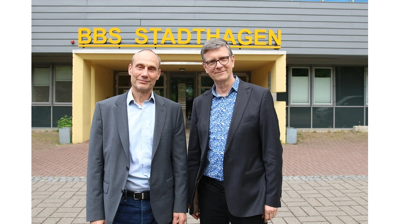 Robert Volkheimer (li.) ist neuer Schulleiter der BBS-Stadthagen, er wird eng mit seinem Stellvertreter Sven Janßen zusammenarbeiten.  (Foto: bb)