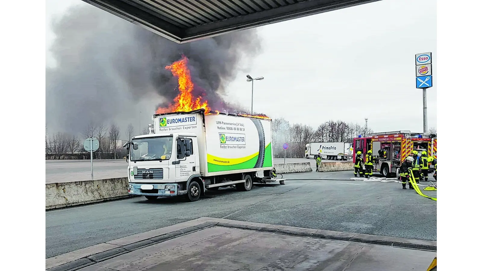Flammen schlagen aus Lastwagen (Foto: red)