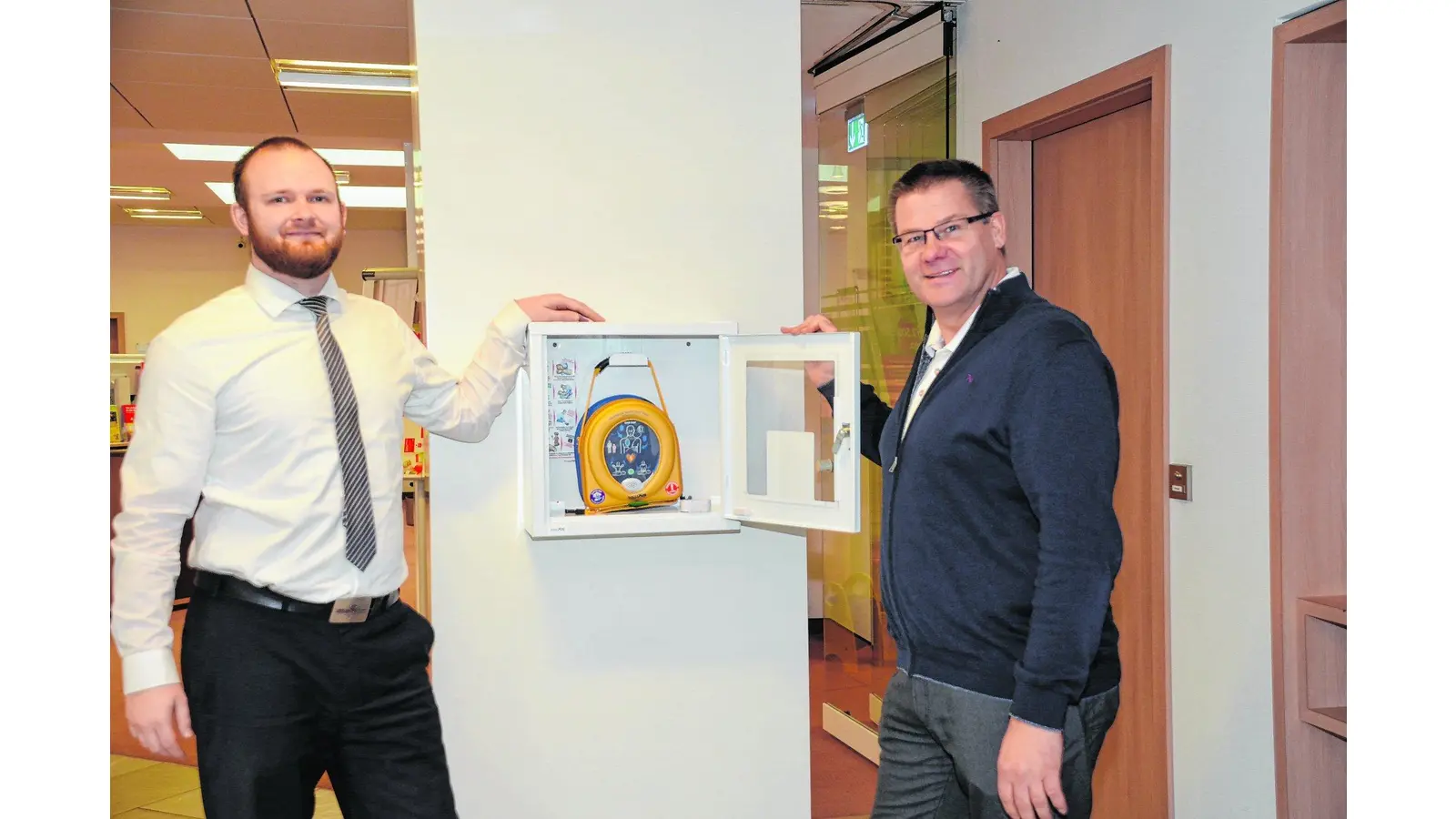 Neue Defibrillatoren sind aufgehängt (Foto: gi)