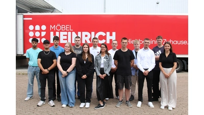 Maren Böhlke, Personalreferentin Ausbildung und Recruiting (8. v. li), begrüßt die neuen Azubis, die bei „Möbel Heinrich“ ihre berufliche Karriere starten.  (Foto: bb)
