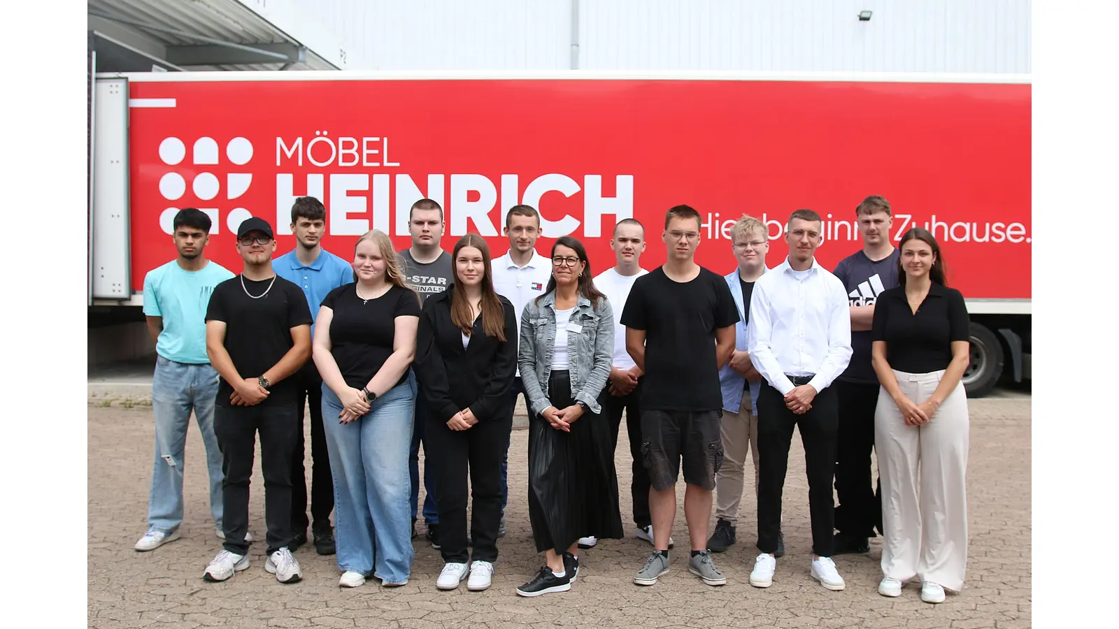 Maren Böhlke, Personalreferentin Ausbildung und Recruiting (8. v. li), begrüßt die neuen Azubis, die bei „Möbel Heinrich“ ihre berufliche Karriere starten.  (Foto: bb)