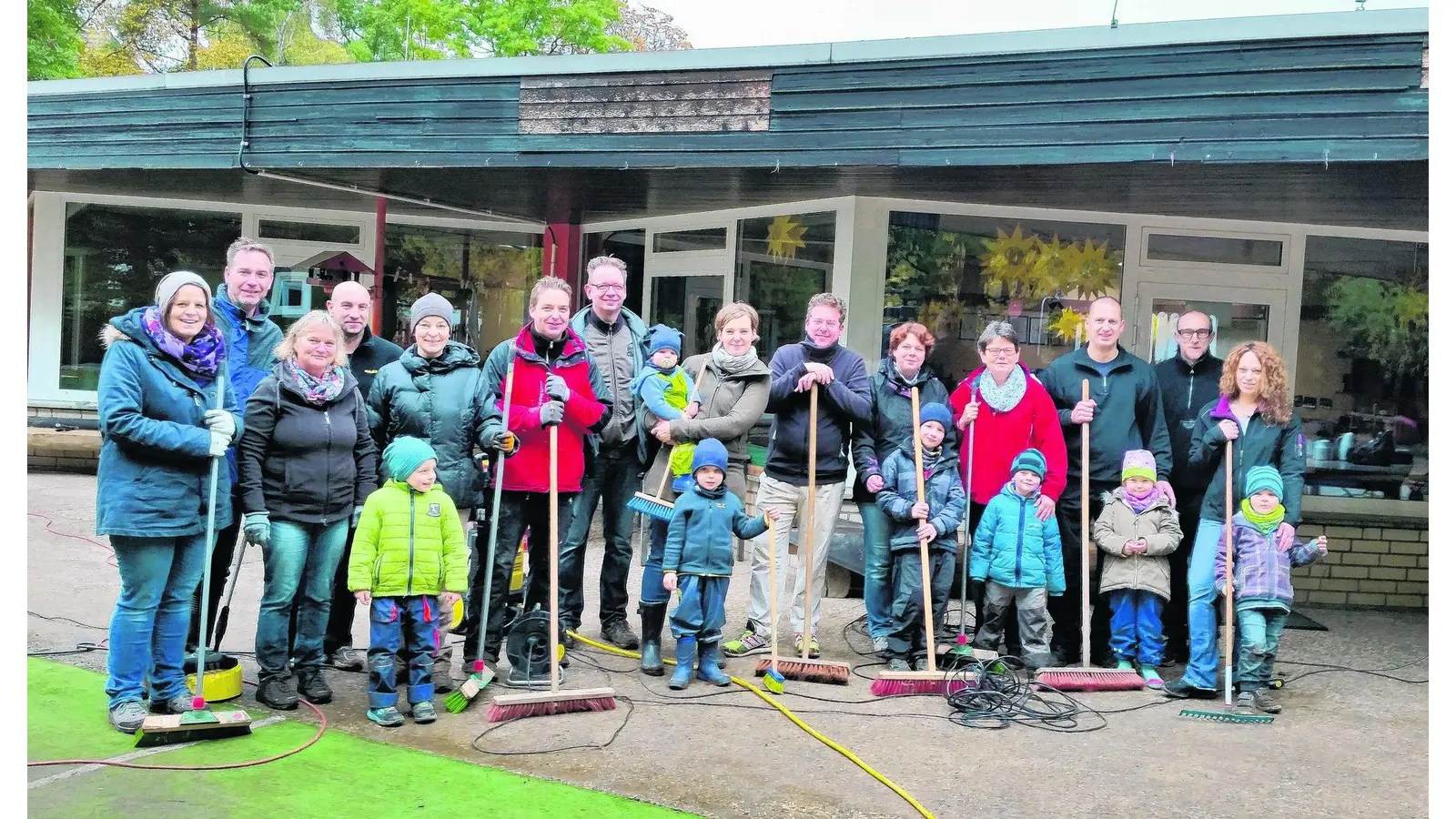 Mit Besen und Schaufel im Einsatz (Foto: mk)