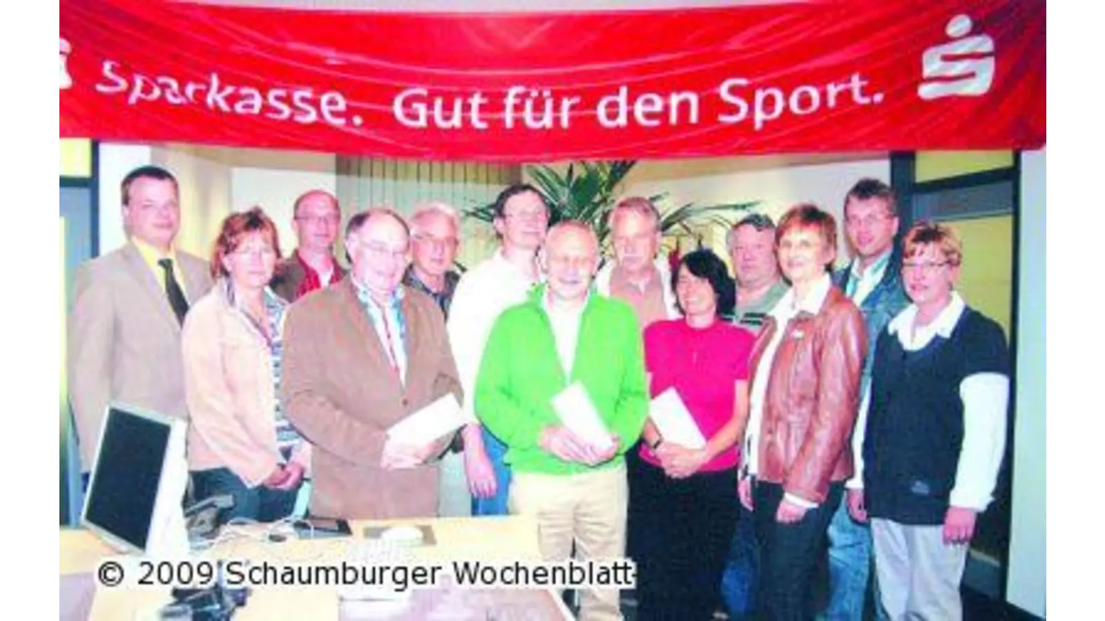 Sparkasse Nienburg beschenkt die Sportler der TuSG Wiedensahl (Foto: wtz)