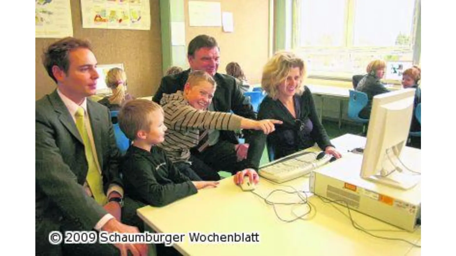 Die Volksbank spendiert zwei Computer (Foto: bb)