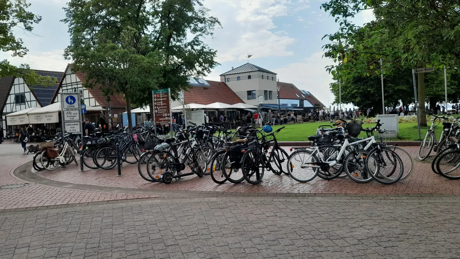 Mobile Fahhradständer sollen Abstellmöglichkeiten erweitern: Fahhräder an der Ratskellerwiese. (Foto: wb)