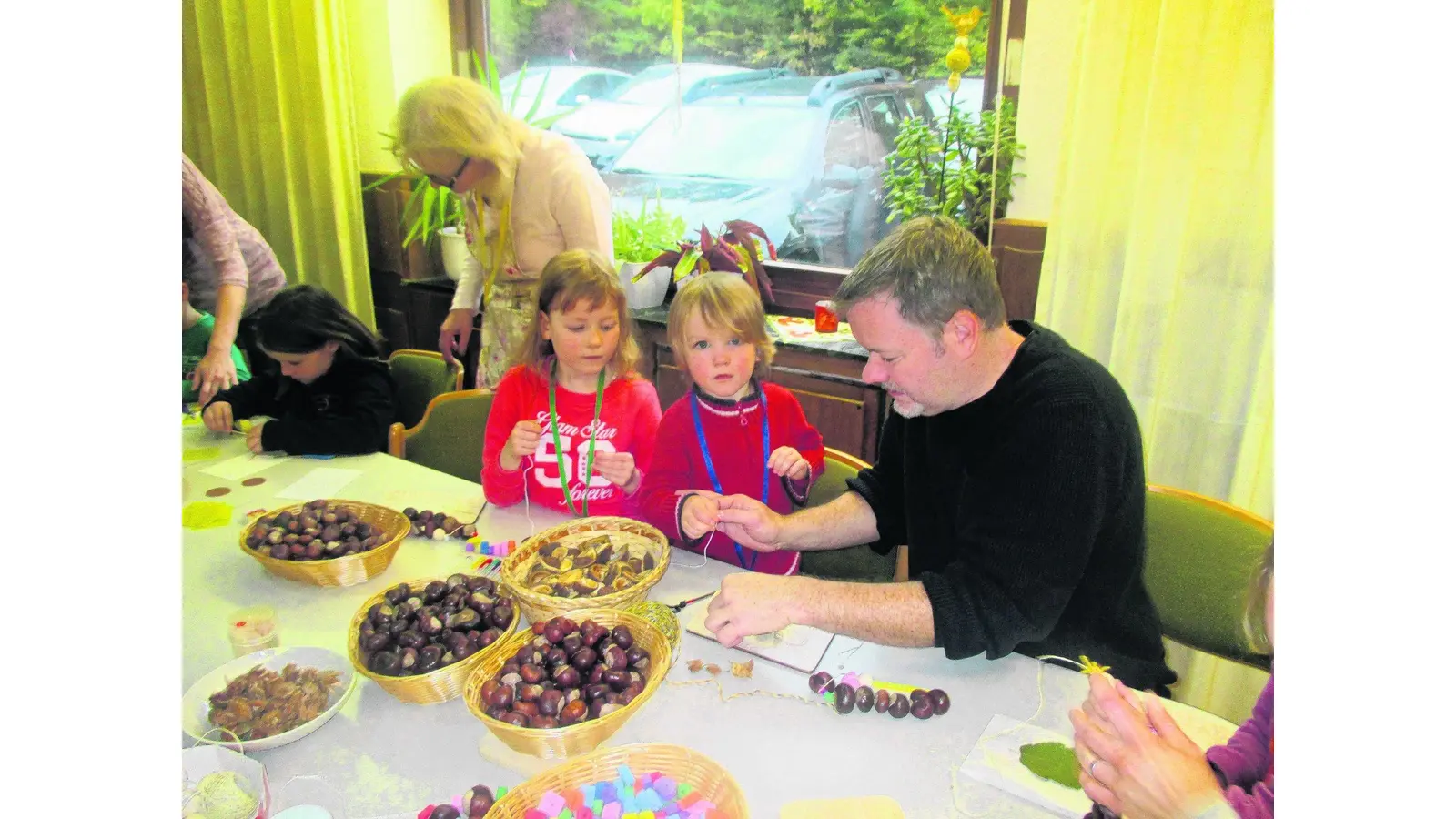 Kinder und Eltern danken für Gottes Gaben (Foto: gr)