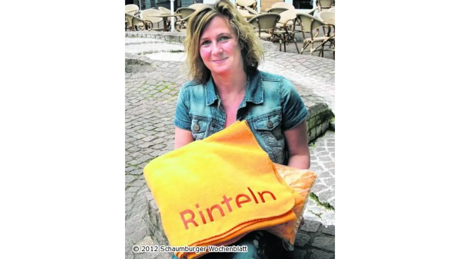 Neue Kuscheldecken mit dem Rinteln-Logo (Foto: ste)