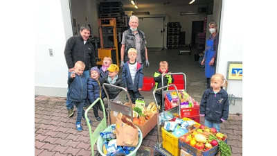 Kita-Kinder überreichen Tafel-Spende (Foto: nh)