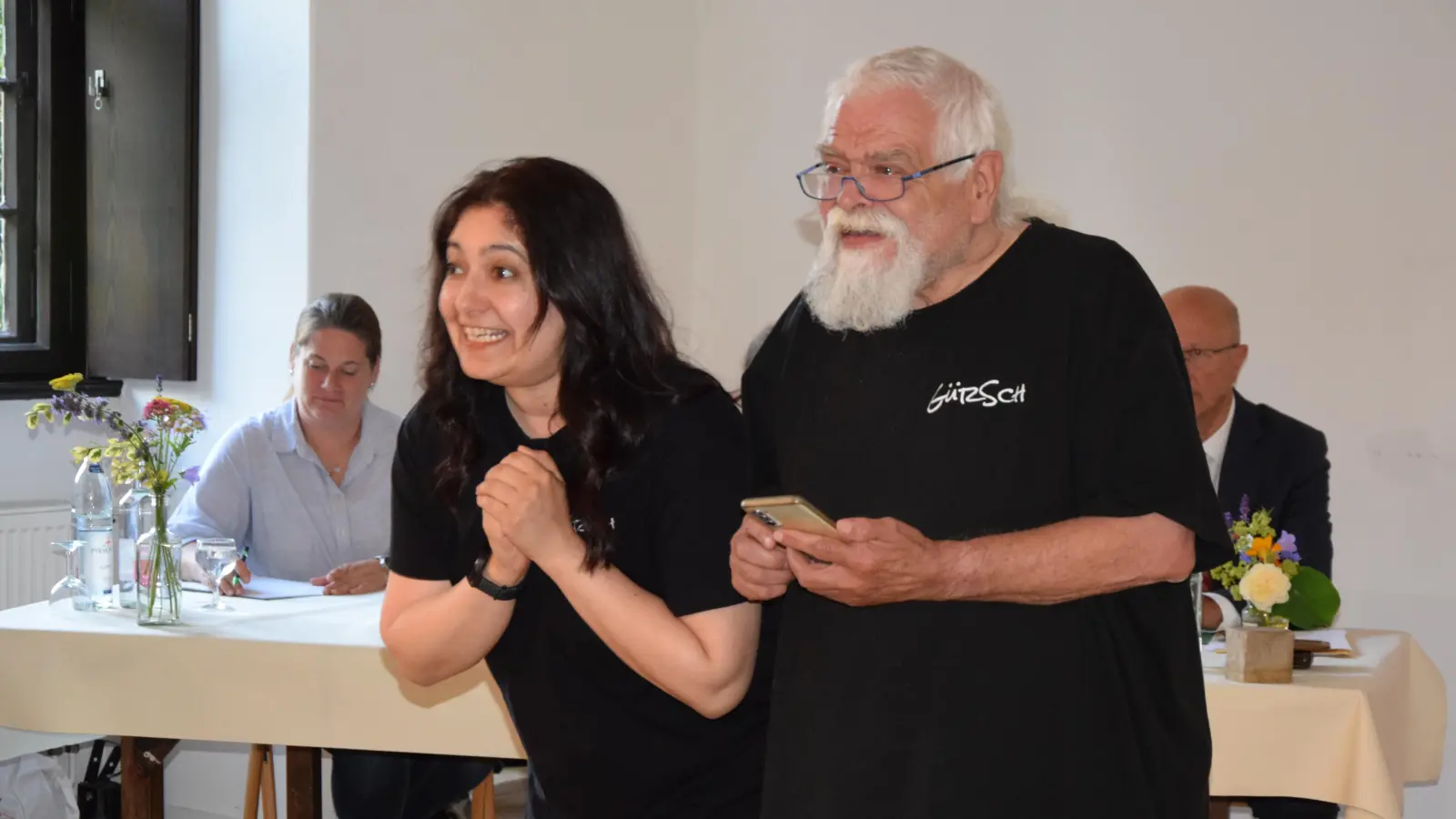 Ein Comedy-Duo aus Lauenau zeigt sehr humorvoll, wie es sich auf die Geburt ihres „Kevin” vorbereitet. (Foto: ste)