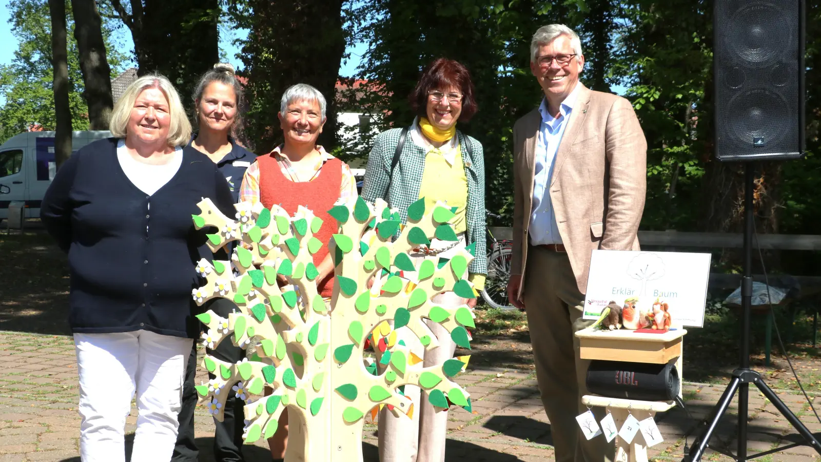Sie stehen an einem Erklärbaum (v.li.): Christiane Schweer, Dagmar Schmidt, Anna-Maria Rösner, Ute Lamla und Carsten Pielliusch. (Foto: gi)