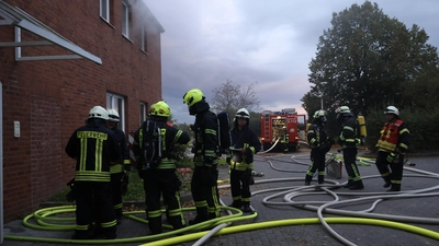 Auf dem Gelände der AWS in Sachsenhagen: Die Einsatzkräfte der Feuerwehr. (Foto: Feuerwehr)
