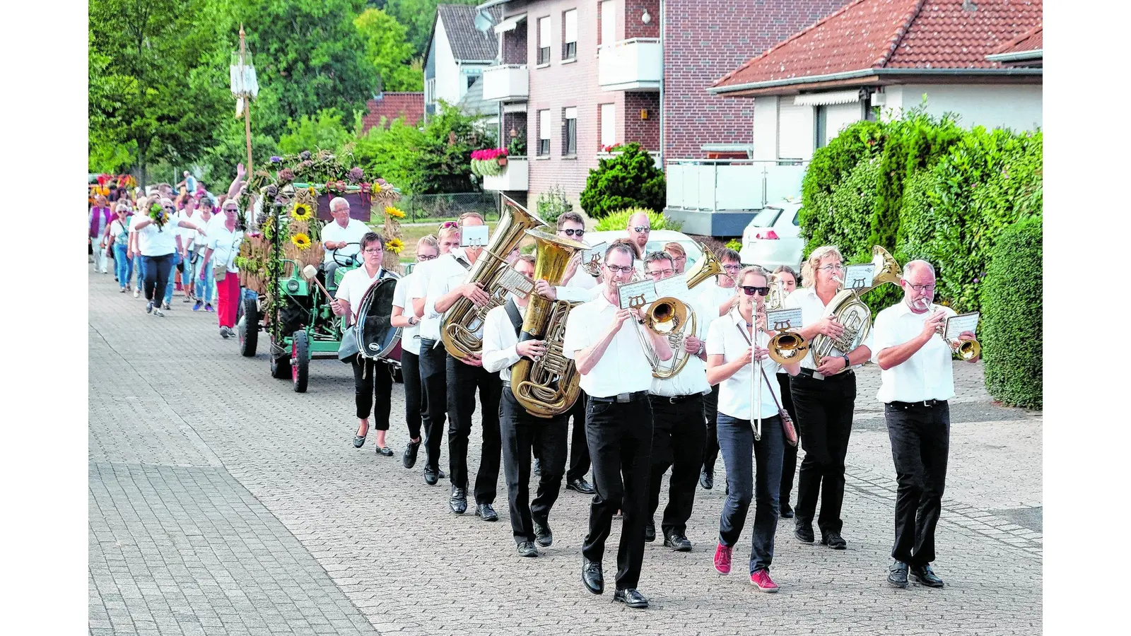 Musik und Tanz unter einer prachtvollen Erntekrone (Foto: jl)