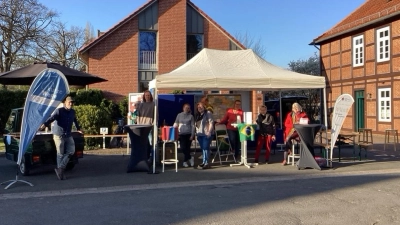 Probeaufbau für den Stand auf dem Kirchentag: Viele Gruppen aus Neustadt und Wunstorf machen mit und wollen sich beim Abend der Begegnung präsentieren. (Foto: privat)