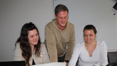 Tanja Berg (li.) und Jule Spangenberg (re.) von der Stadt sprechen die letzten Feinheiten mit Sebastian Brock vom THW ab.  (Foto: gi)