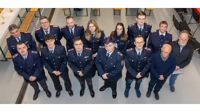 Gemeindebrandmeister Gregor Zimmermann und Ortsbrandmeister Martin Möller-Lindenberg beglückwünschen den Geehrten und Beförderten. (Foto: Michael Jedamzik)