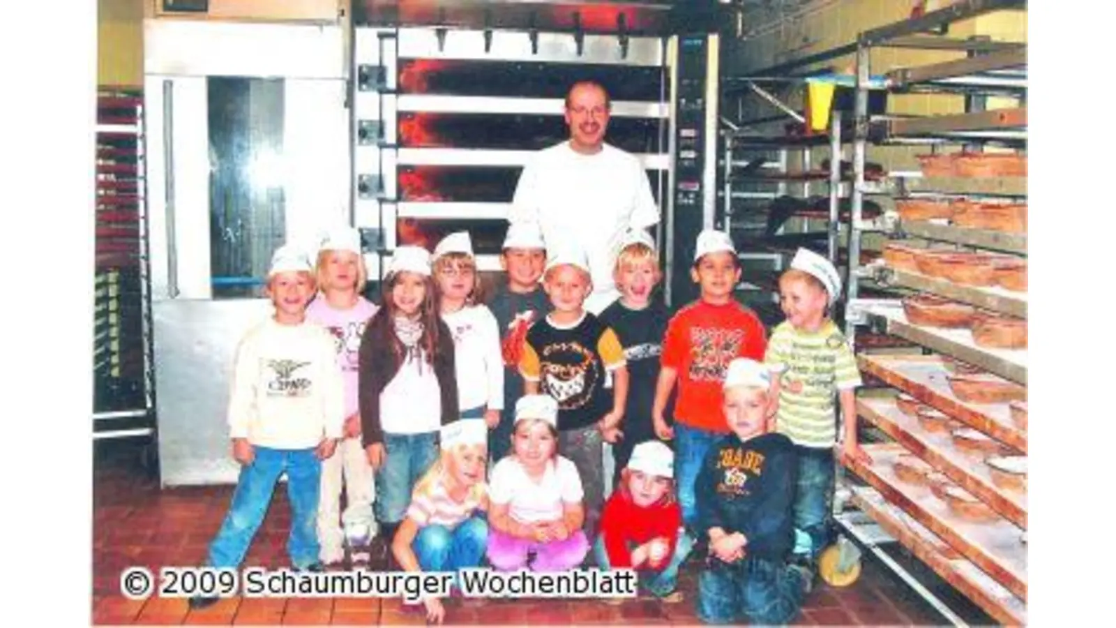 Kinder backen gemeinsam Kekse (Foto: rp)