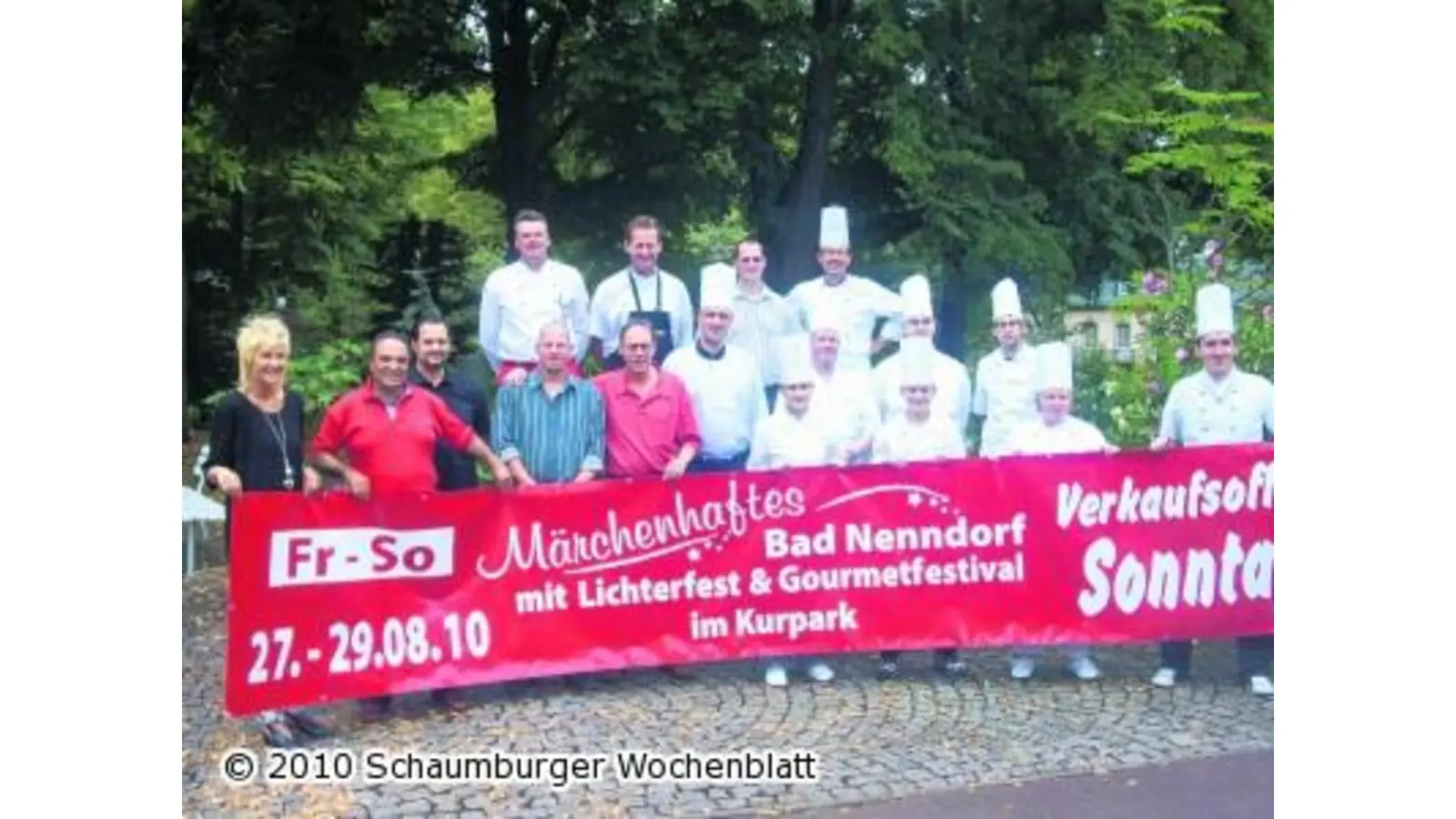 Bürgern wird etwas aufgetischt bei kulinarischer Sommerveranstaltung (Foto: red)