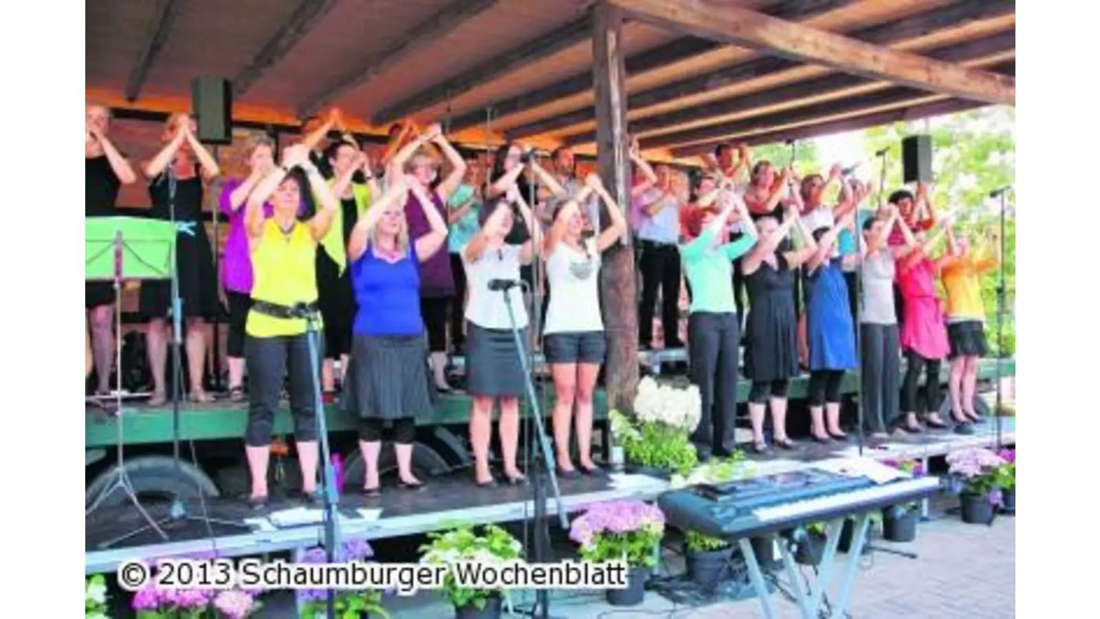 Schwungvolle Rhythmen lassen selbst die Blumenkübel auf der Bühne tanzen (Foto: jl)