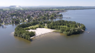 Ein beliebtes Ausflugsziel: Die Badeinsel in Steinhude. (Foto: Region Hannover)