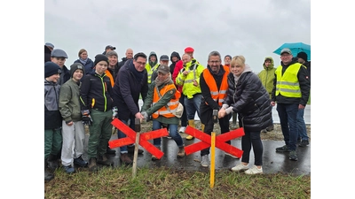 Bei Bückeburg hatte BIGtab eingeladen, die mahnenden Roten Kreuze aufzustellen: Dazu tarf man sich an der Petzer Straße in Bückeburg mit Bürgemeister Axel Wohlgemuth, Bigtab-Vorstand Heike Wehage, Bigtab-Vorstand Michael Seils und MdB Marja-Liisa Völlers. (Foto: jp)