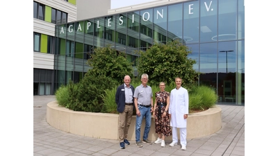 (v. l. n. r.): Dirk Hahne, Technischer- und Verwaltungsdirektor, Jörg Hake, Pflegedirektor, Diana Volkmer-Fortmann, Geschäftsführerin, und Dr. Söhnke Theiß, Ärztlicher Direktor und Chefarzt der Fachabteilungen für Kardiologie sowie Pneumologie, Intensiv- und Beatmungsmedizin. (Foto: AGAPLESION EV. KLINIKUM SCHAUMBURG gGmbH)