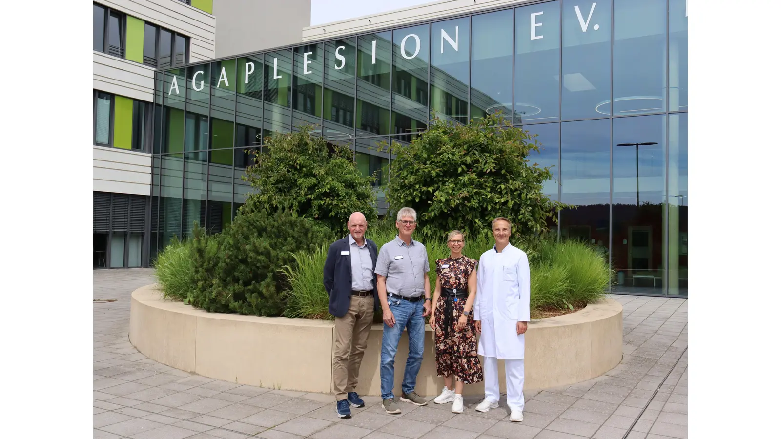 (v. l. n. r.): Dirk Hahne, Technischer- und Verwaltungsdirektor, Jörg Hake, Pflegedirektor, Diana Volkmer-Fortmann, Geschäftsführerin, und Dr. Söhnke Theiß, Ärztlicher Direktor und Chefarzt der Fachabteilungen für Kardiologie sowie Pneumologie, Intensiv- und Beatmungsmedizin. (Foto: AGAPLESION EV. KLINIKUM SCHAUMBURG gGmbH)