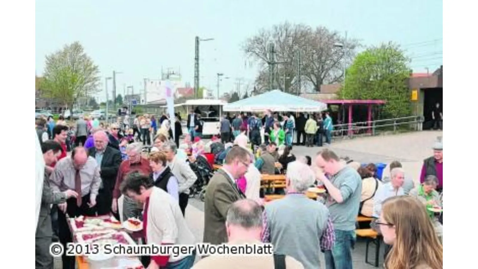 Lindhorster strömen zu ihrem Bahnhofsfest (Foto: bt)
