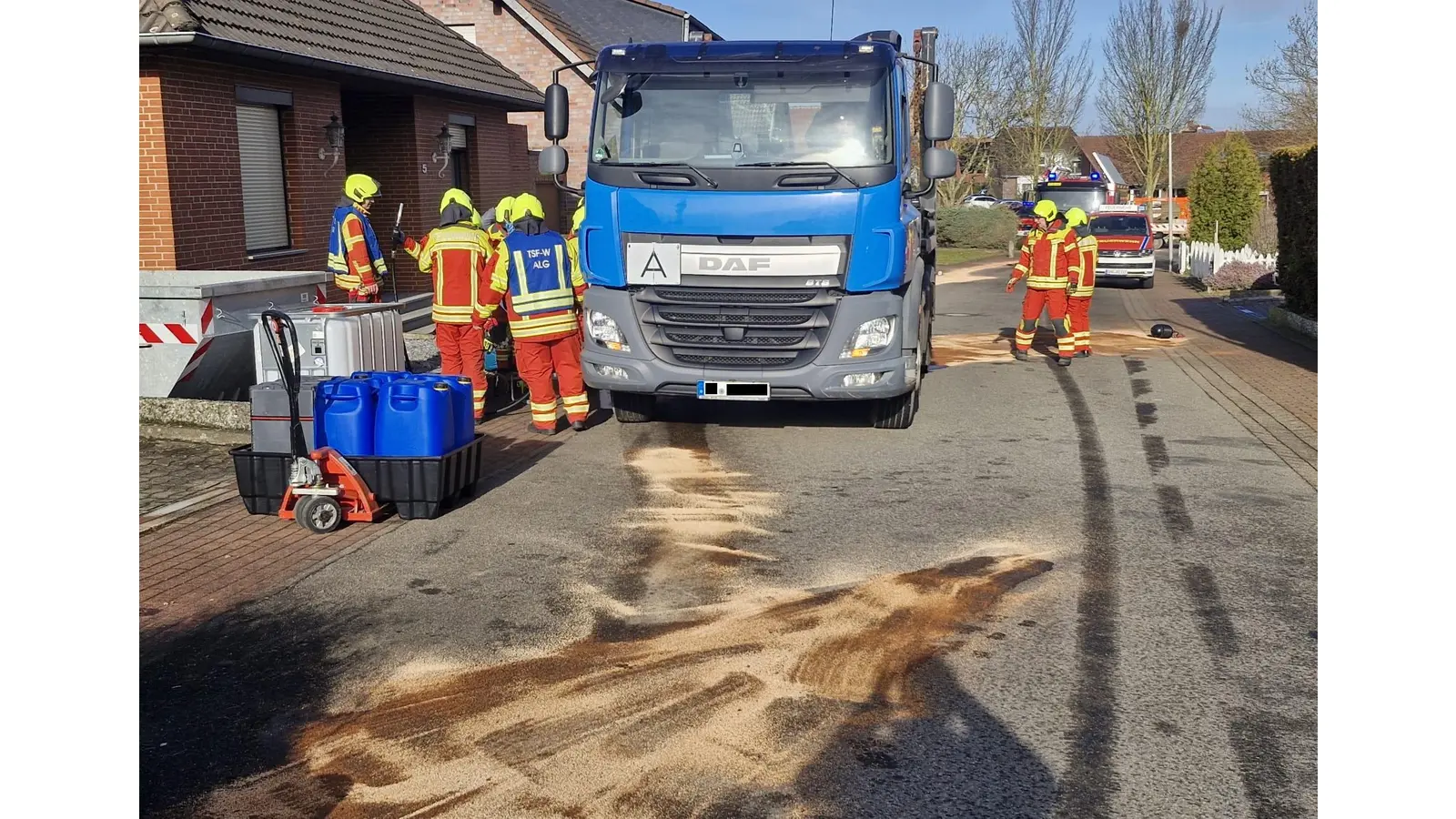 Die Feuerwehren im Umwelteinsatz. (Foto: privat)