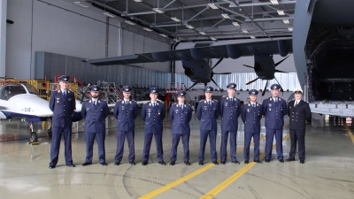 Zehn Transportflugzeugführern wurde die Schwinge überreicht.  (Foto: privat)