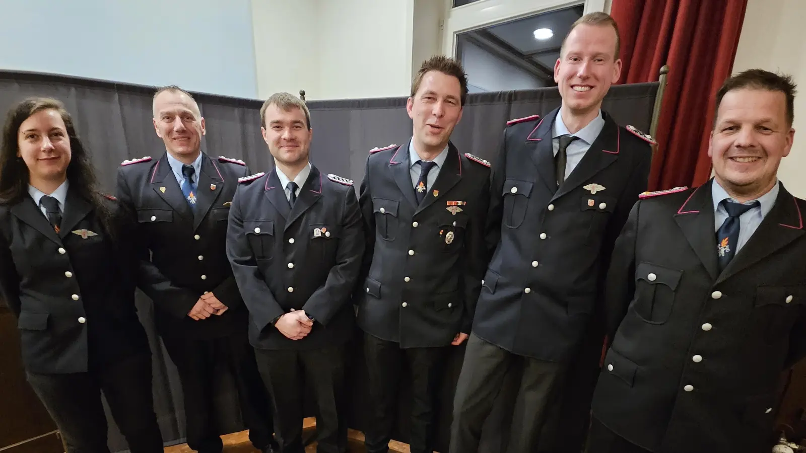 Die beförderten Kameraden, Constanze Windhorn, Dennis Buhr, Kai-Oliver König, Heinrich Künnemann, Marcel Schweer und Ortsbrandmeister Stephan Alms. (Foto: privat)