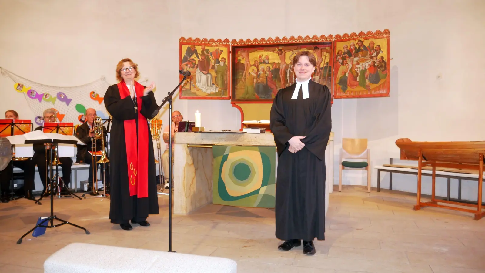 „Rodenberg hat einen neuen Pastor: Thimo Beier, eingeführt durch Regionalbischöfin Sabine Schiermeyer. (Foto: gk)