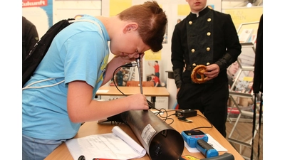 Die jungen Besucher haben vielfältige Möglichkeiten, an den Ständen auch praktisch aktiv zu werden. (Foto: bb)