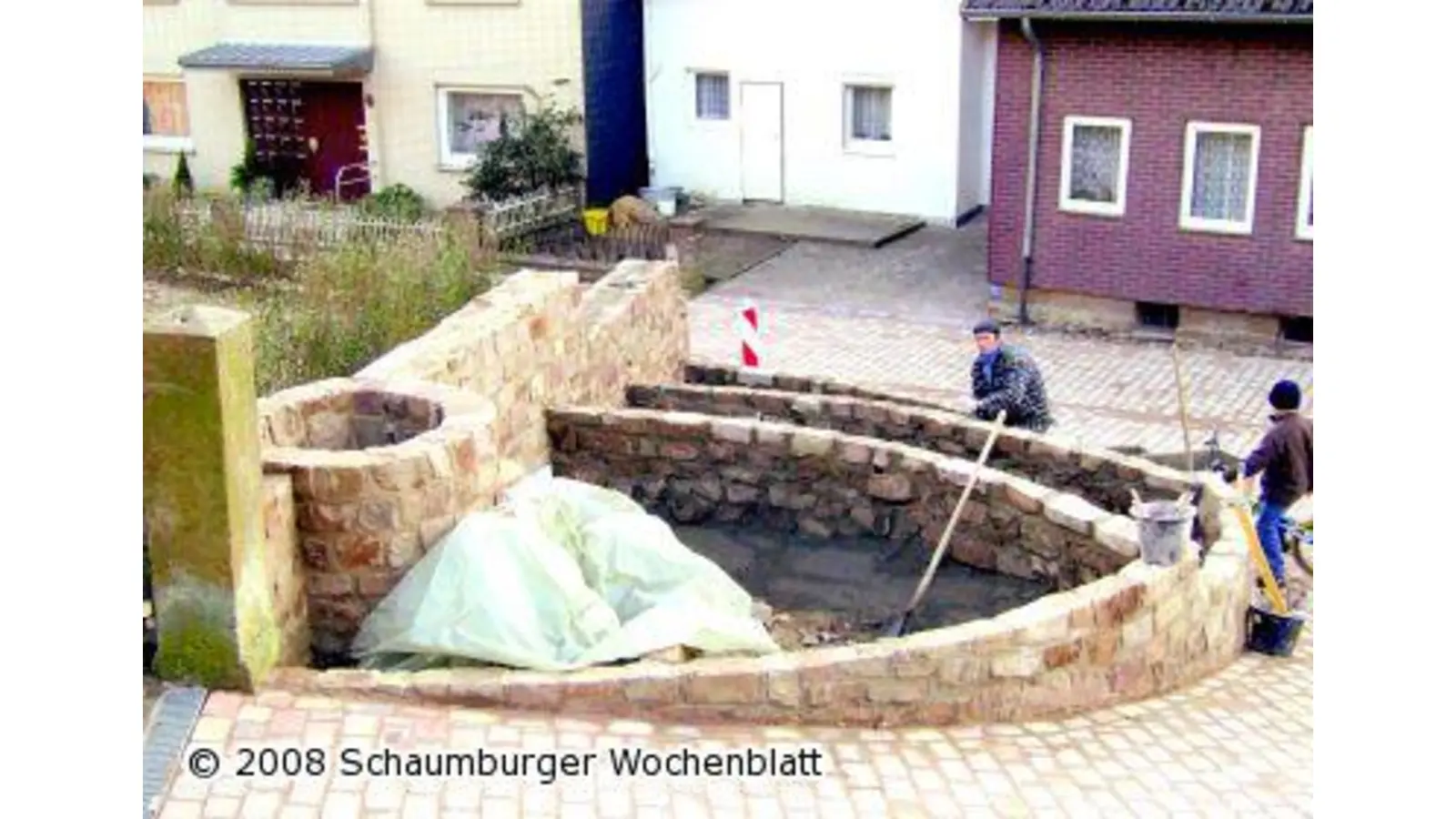 Neuer Brunnen fügt sich dekorativ in Dorfmittelpunkt (Foto: tt)