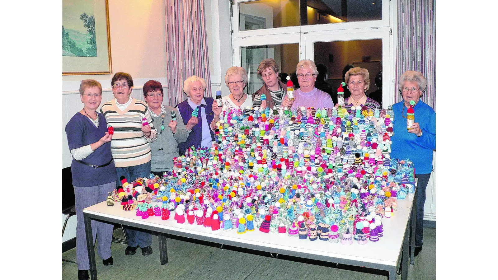 Care-Pakete und tausende Wollmützchen (Foto: al)