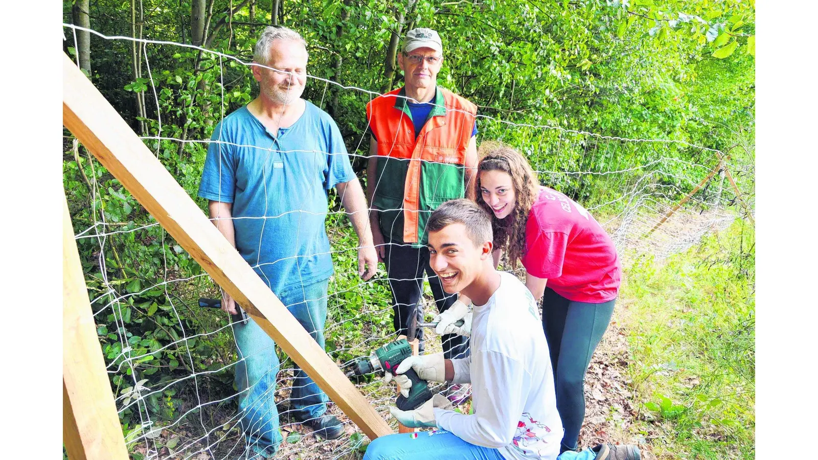 Jugendliche aus der ganzen Welt helfen im Wald (Foto: red)