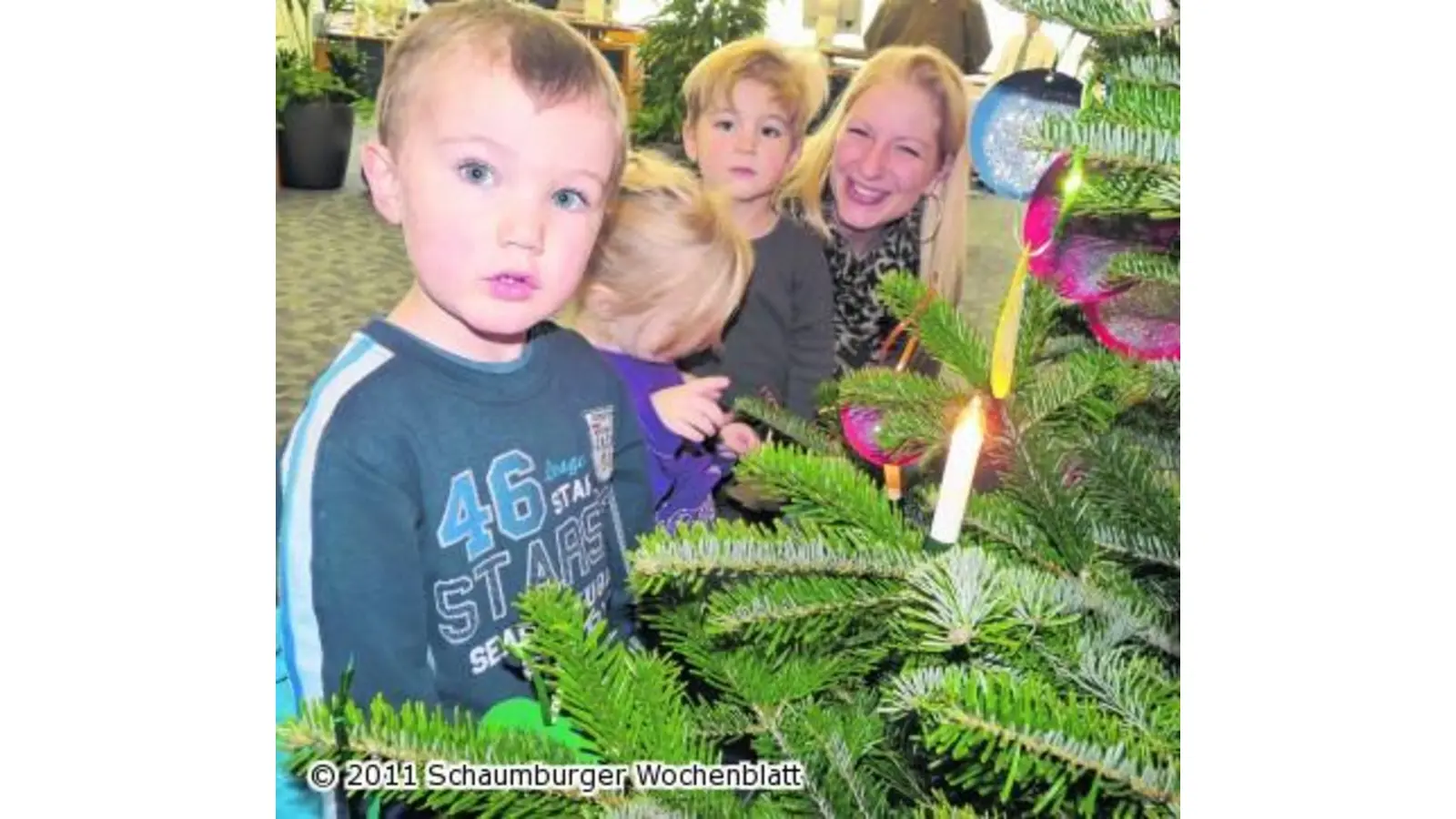 Die Rasselbande schmückt Tanne (Foto: red)