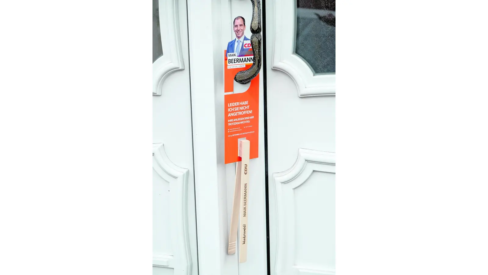 Mit Grillzange von Tür zu Tür (Foto: jl)