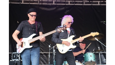 Das „Uli-Holzberger-Trio“ legt bei der Jubiläumsfeier auf dem Amtsplatz los. (Foto: bb)