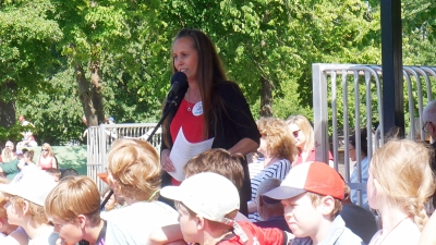 Schulleiterin Anica Wilhelm-Machule freute sich über die große Beteiligung am Sommerfest der Schule. (Foto: gk)