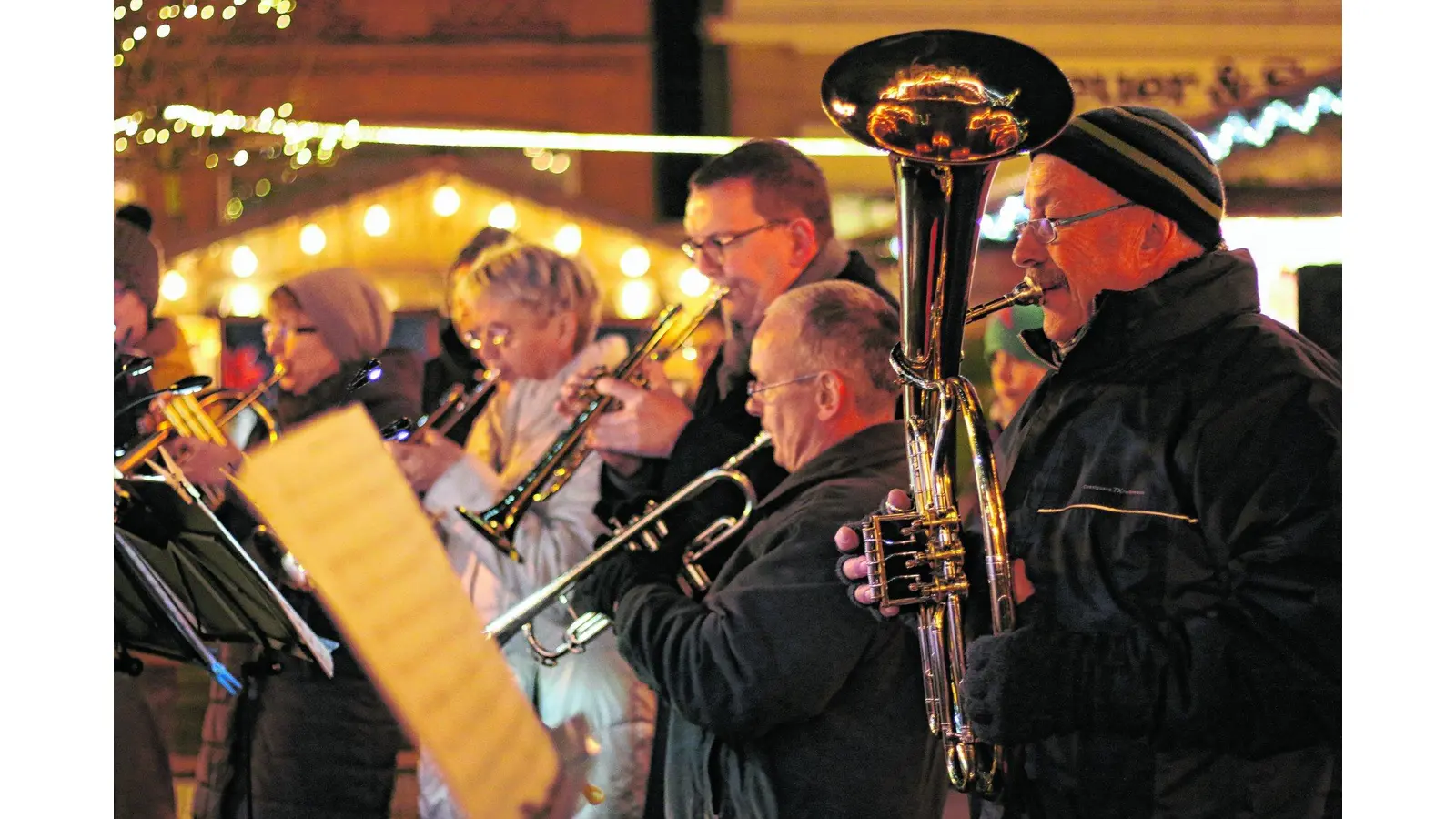 Zahlreiche Gäste testen Glühwein und Kakao (Foto: bb)