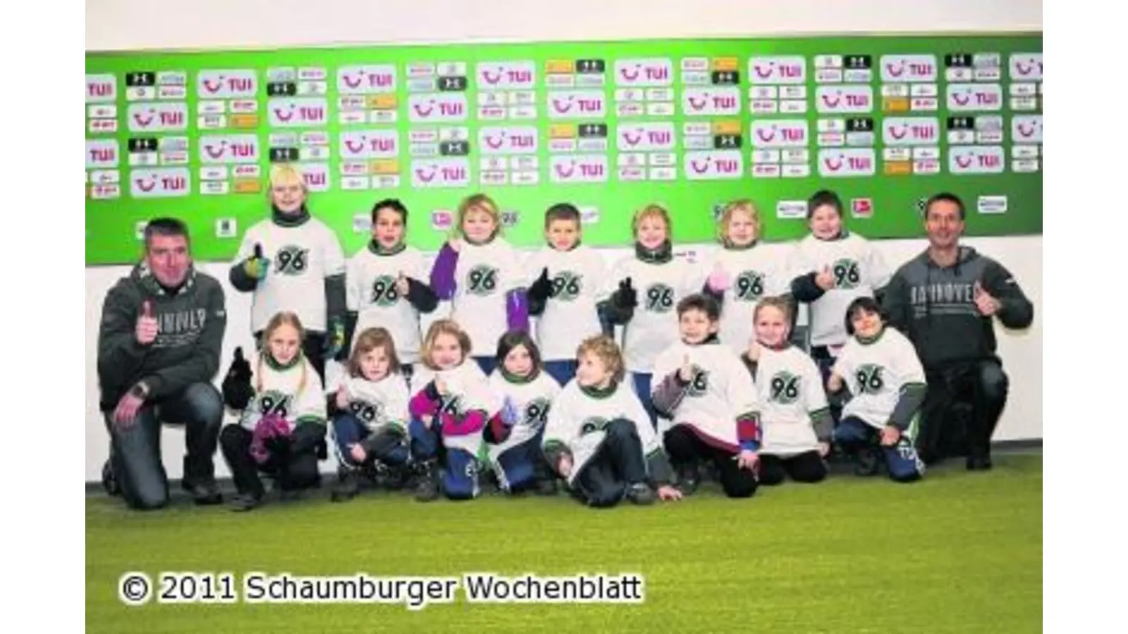Lindhorster Nachwuchskicker mit Hannover 96 auf dem Platz (Foto: em)