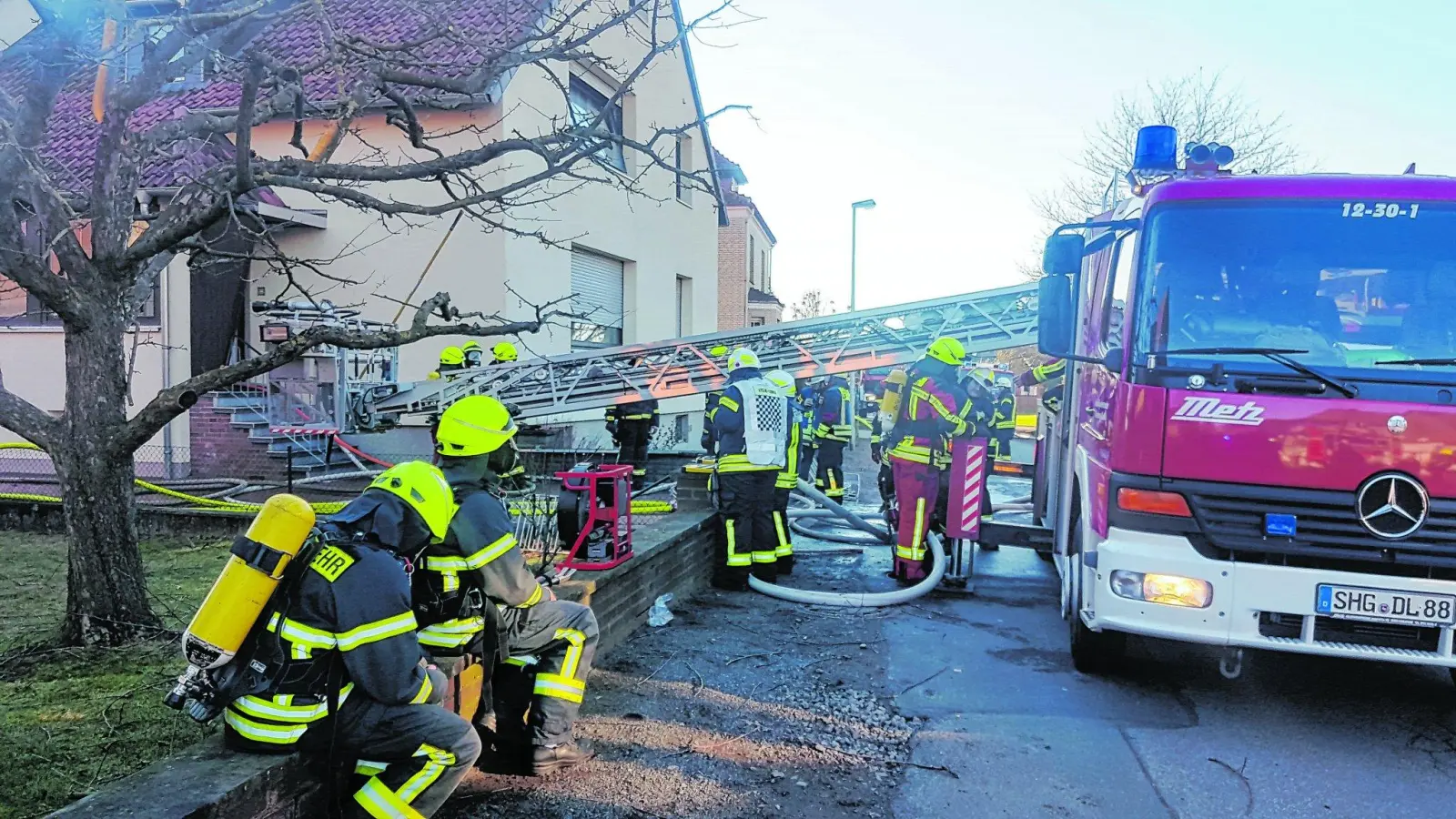 Wohnungsbrand greift auf Dachstuhl über (Foto: jb)