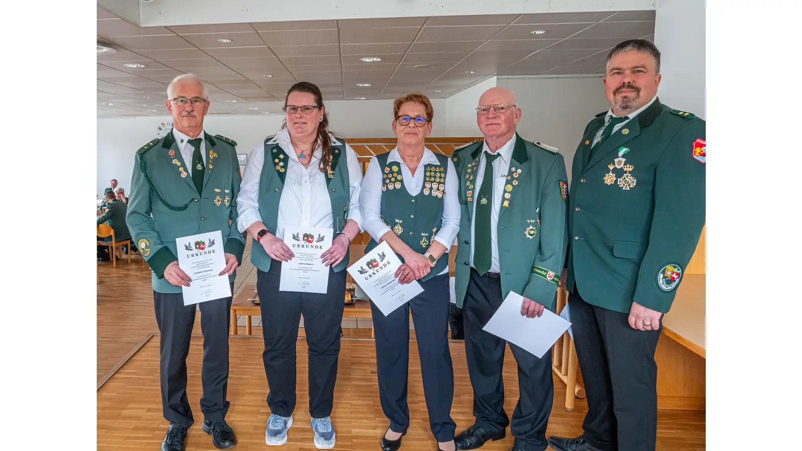 Vom Sportschützenverband ausgezeichnet, Gerhard Lathwesen (v.l.n.r.), Andrea Bankes, Sabine Heidkamp, Hermann Leifheit und Michael Pelger (Foto: wk)