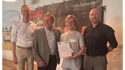 Bei der Preisverleihung (v.li.): Hendrik Hoppenstedt, Heinrich Heimberg, Moritz Faltinat und André Schrader. (Foto: privat)