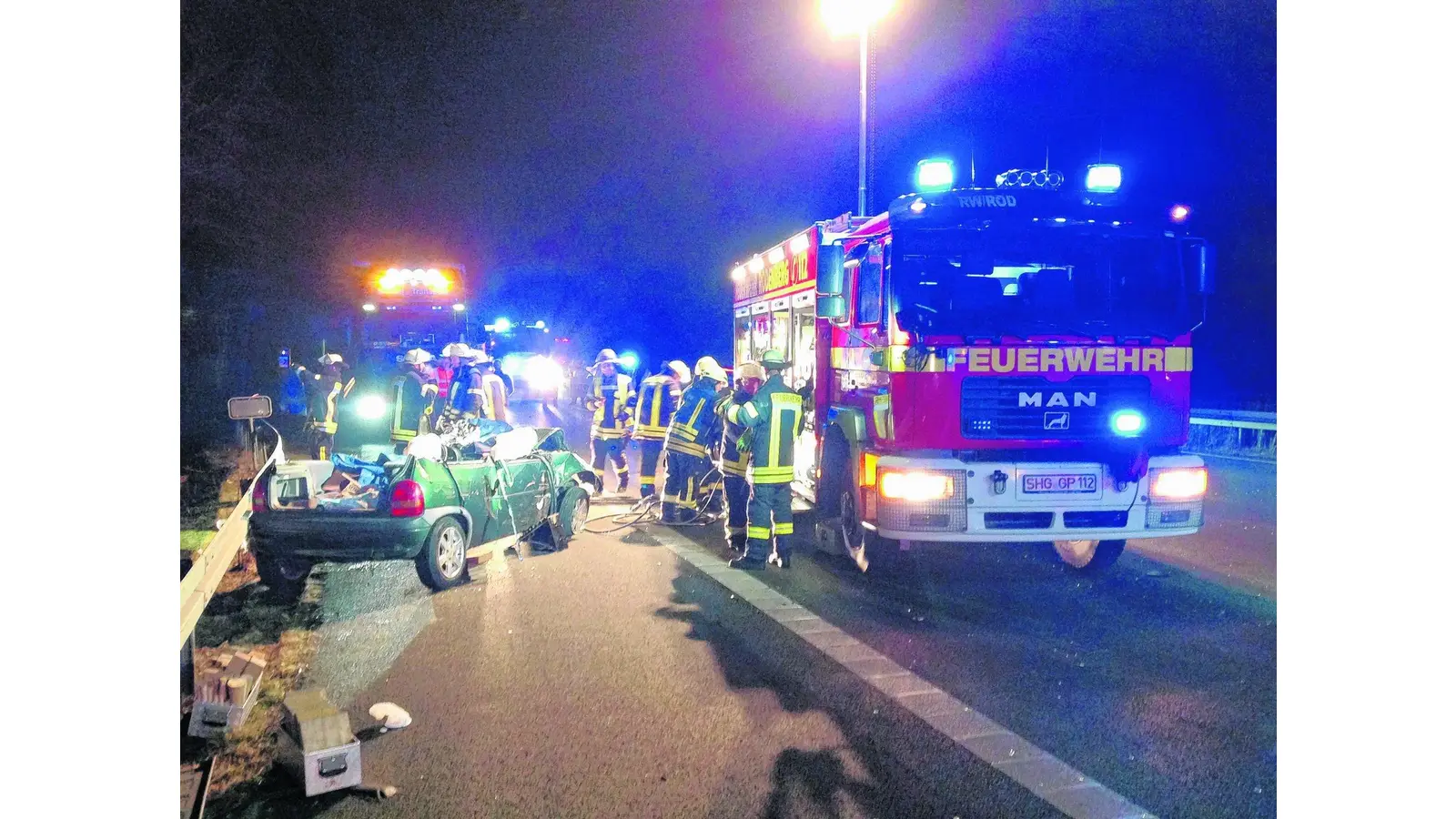 Autofahrerin kracht auf stehenden Sattelzug (Foto: lz)