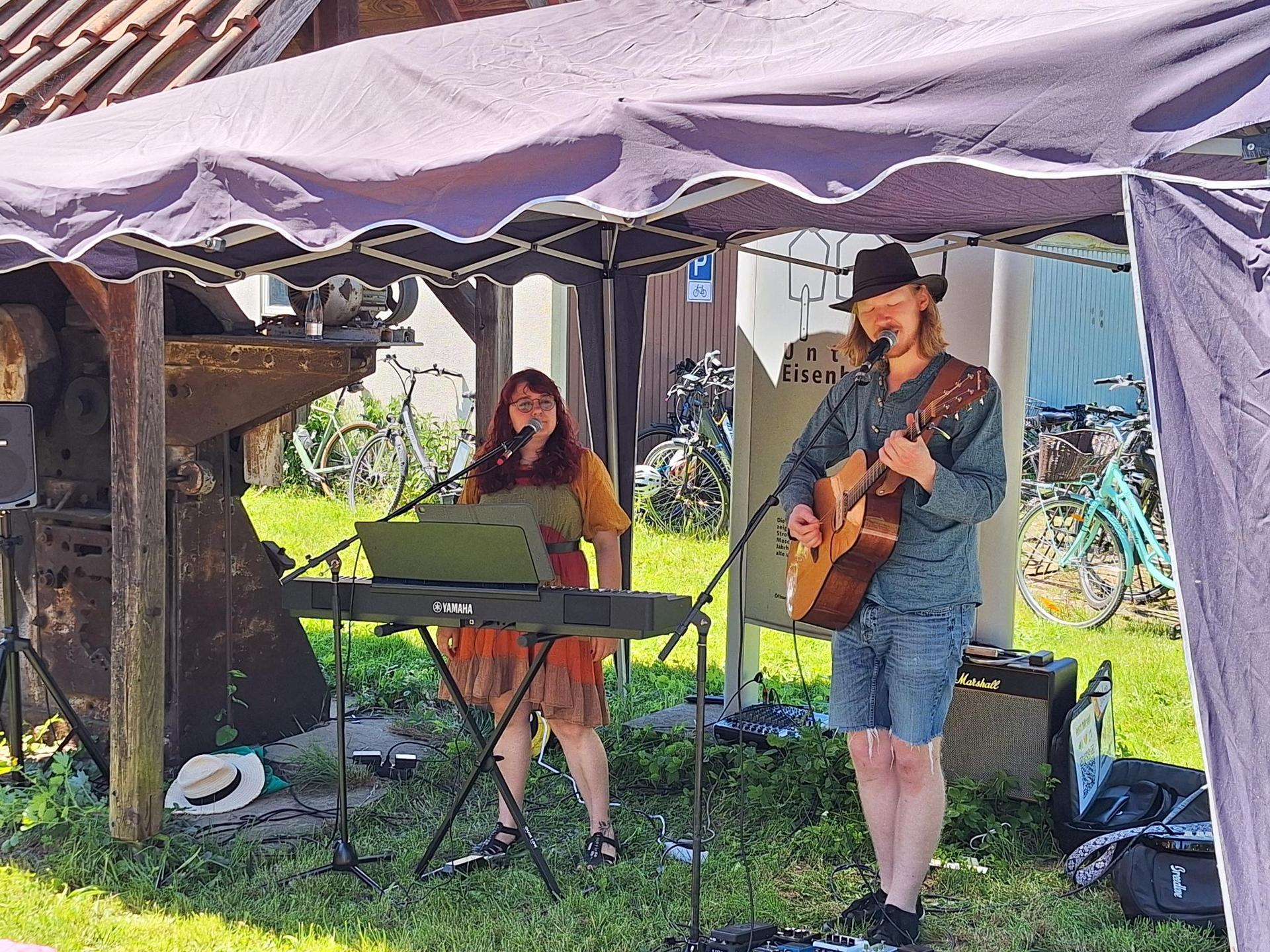 Sommerliche Vibes mit dem Duo „Breeeze“ (Katharina Heilmann und Janek Mo). (Foto: privat)