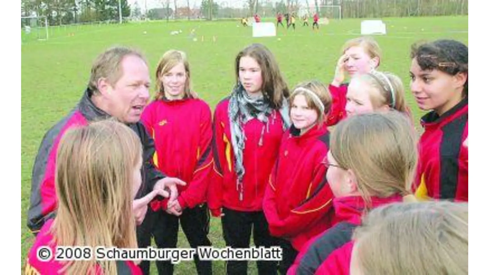 Frank Schwalenberg trainiert die jungen Fußballdamen (Foto: wtz)
